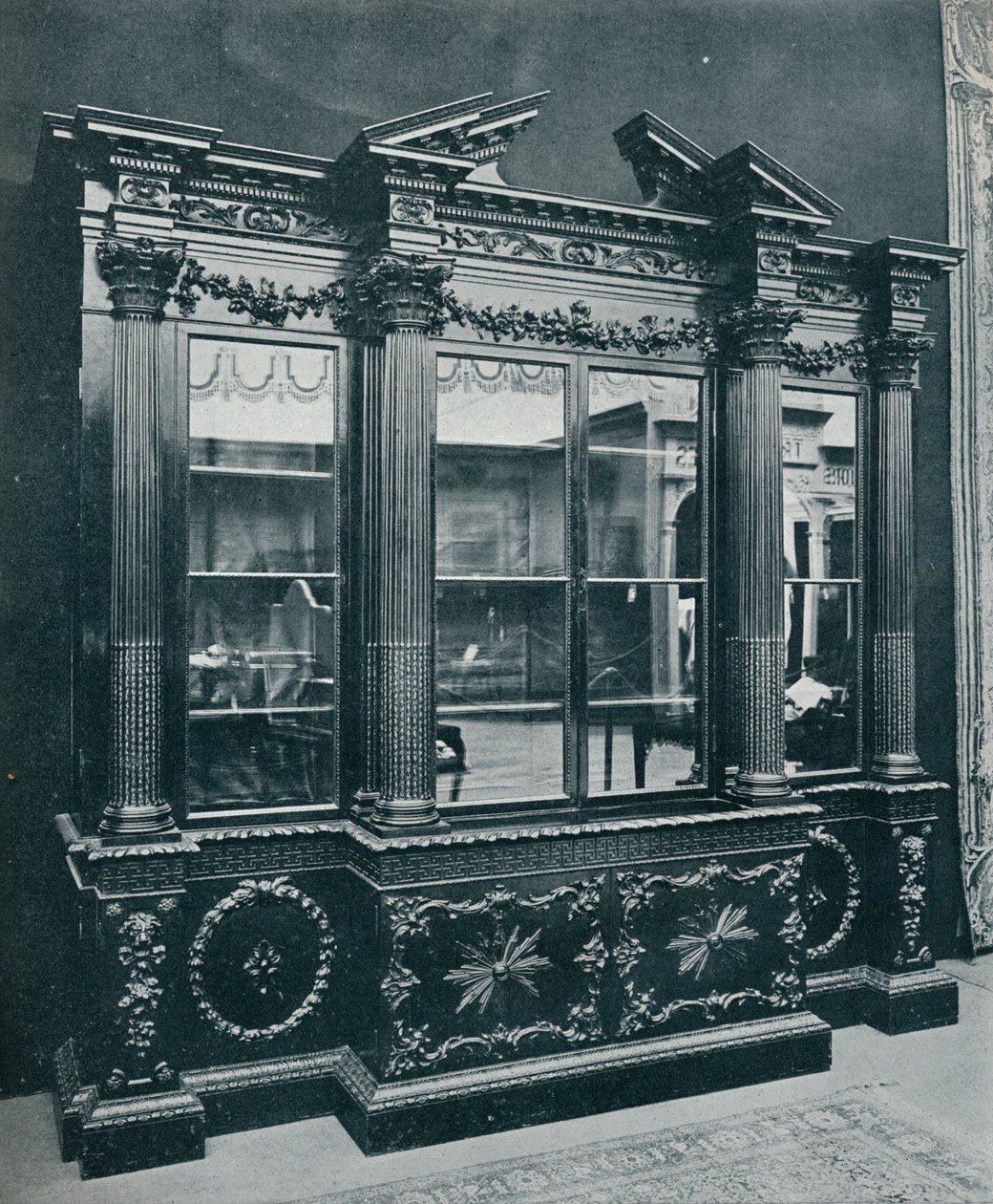 Georgian Cabinet, återgiven med tillstånd av H.R.H. Prinsessan av Wales, 1908. av Unbekannt