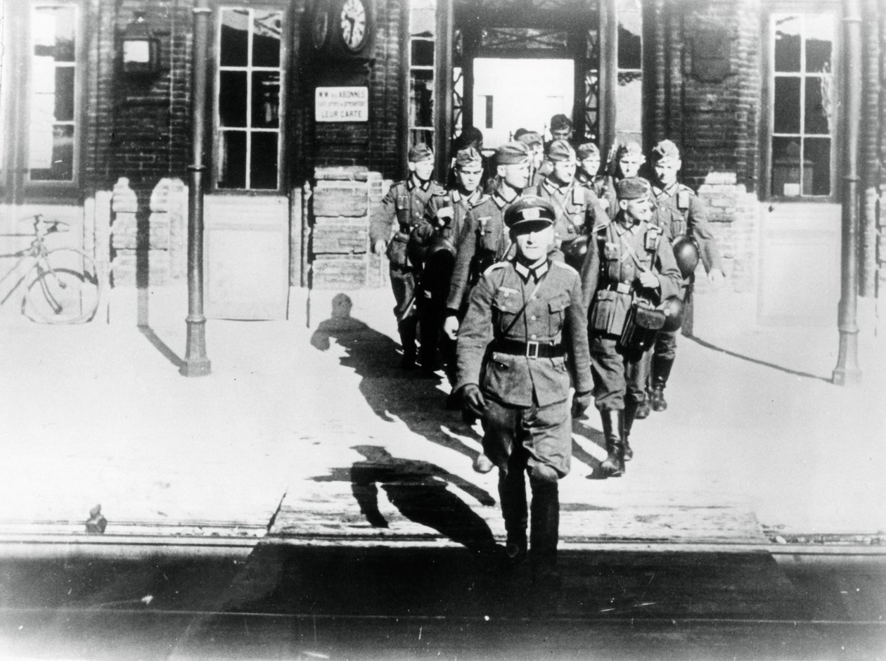 Tysk arméofficer ledde sitt kompani in på en järnvägsstationsperrong, Paris, augusti 1940 av Unbekannt