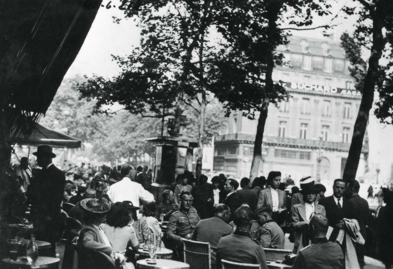Tyska arméofficerare kopplar av utanför Cafe de la Paix, Paris, juni 1940 av Unbekannt