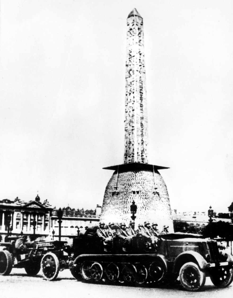 Tyskt artilleri körde genom Place de la Concorde, Paris, 1940 av Unbekannt