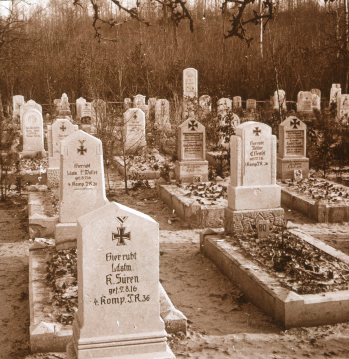 Tyska kyrkogården, Carlepont, norra Frankrike, c1914-c1918 av Unbekannt