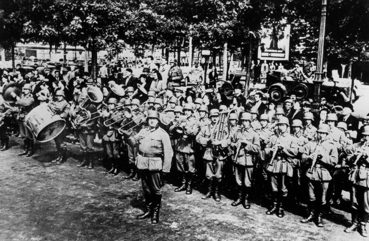 Tyskt militärband vid paraden på Place de lEtoile, Paris, juni 1940 av Unbekannt