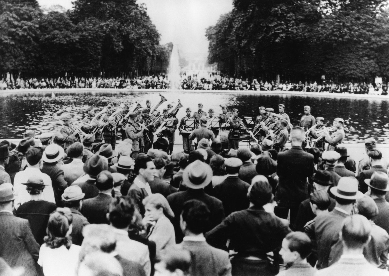 Tysk militärkonsert i Tuileriernas trädgård, Paris, 15 augusti 1940 av Unbekannt