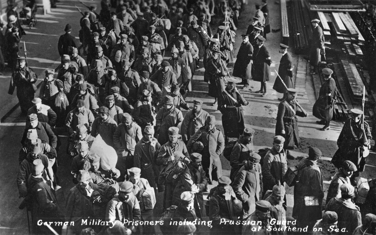 Tyska militärfångar inklusive preussiska vakter vid Southend på havet, c1914-1915 av Unbekannt
