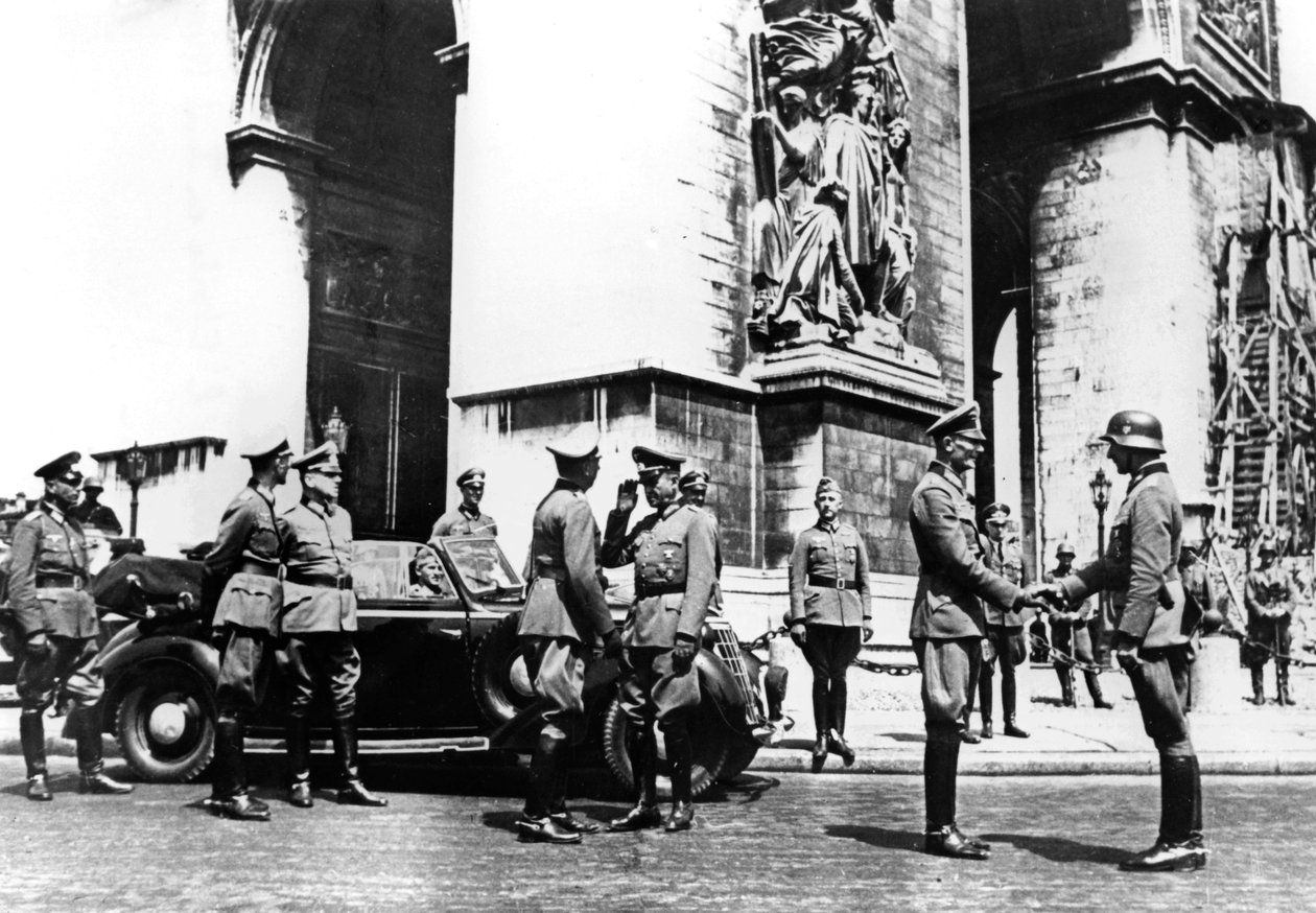 Tyska officerare vid Triumfbågen under segerparaden, Paris, juni 1940 av Unbekannt