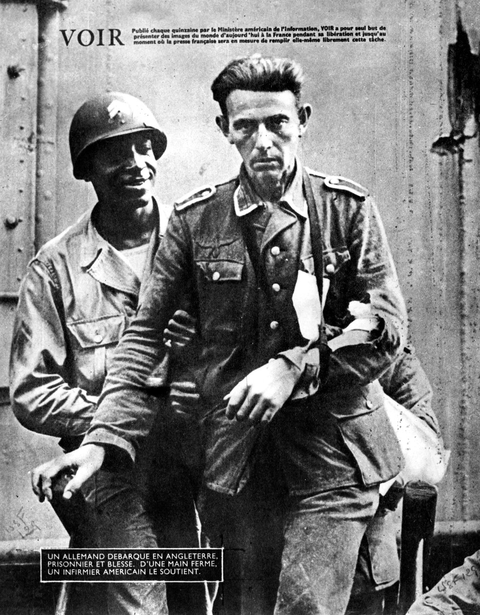 Tysk krigsfånge anländer till England, eskorterad av en amerikansk soldat, 1944 av Unbekannt