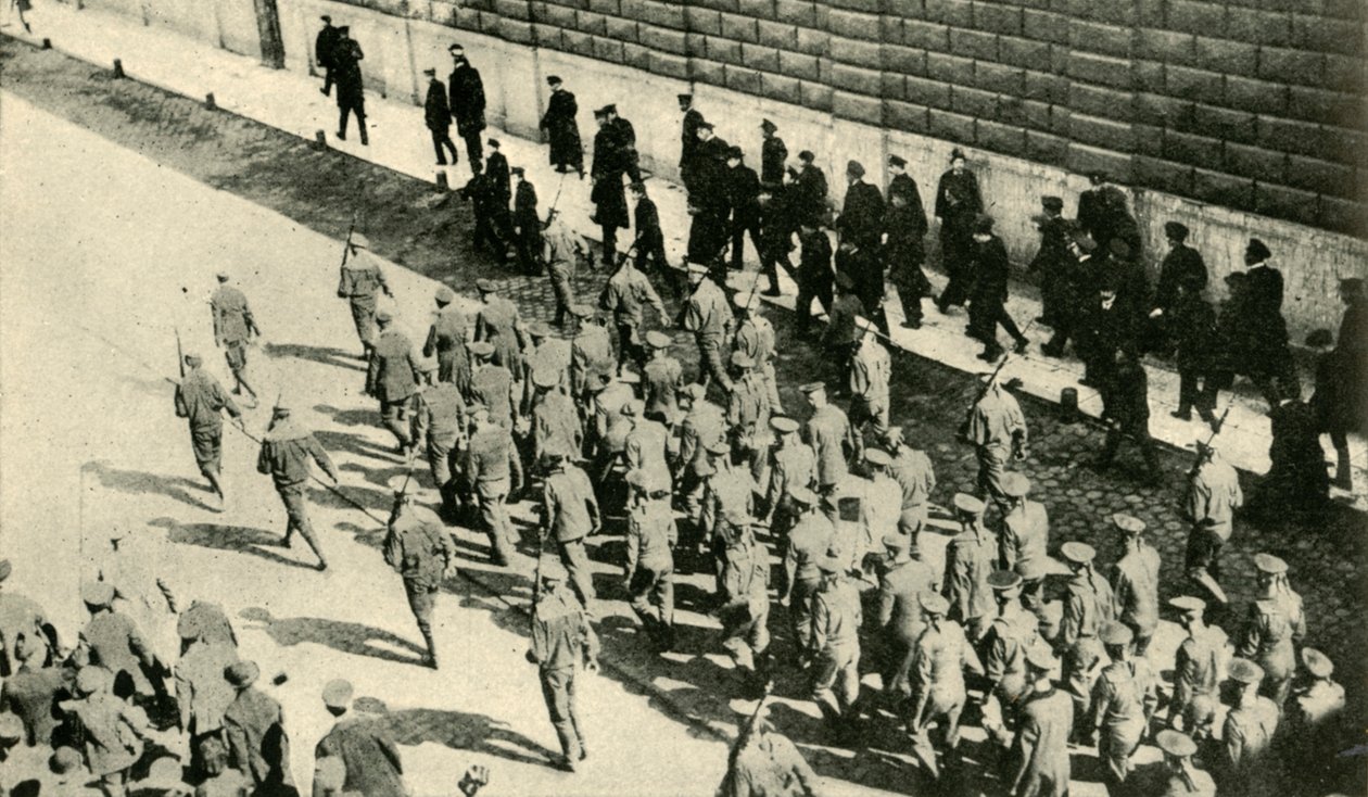 Tyska fångar från SMS Magdeburg i Petrograd, Ryssland...augusti 1914, c1920. av Unbekannt
