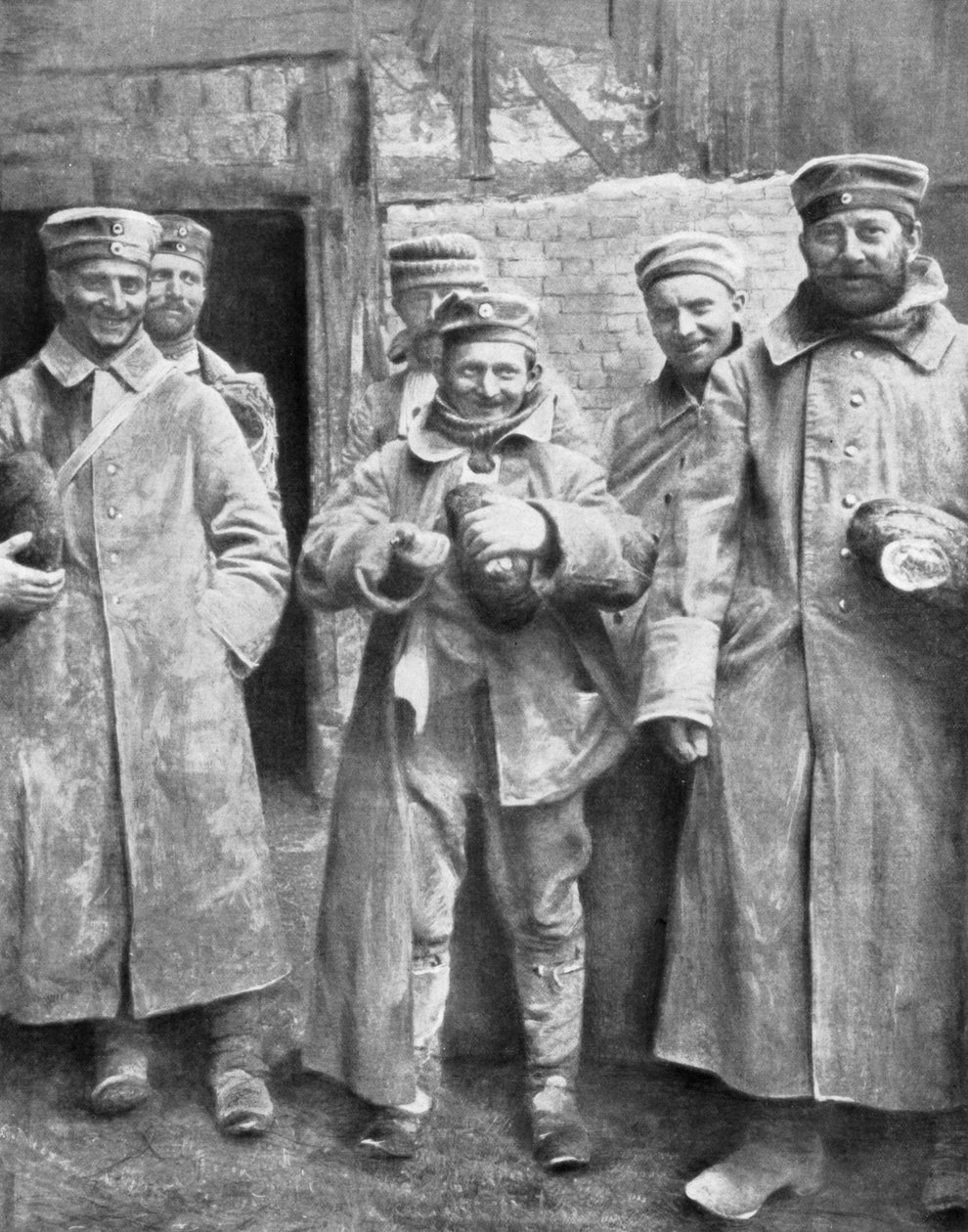 Tyska krigsfångar med sin brödranson, 1915 av Unbekannt