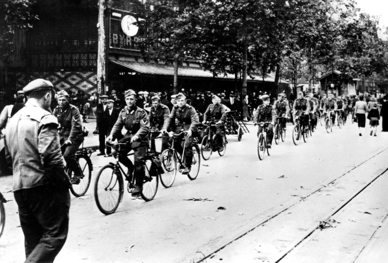 Tysk soldat cyklade genom Paris gator, juni 1940 av Unbekannt