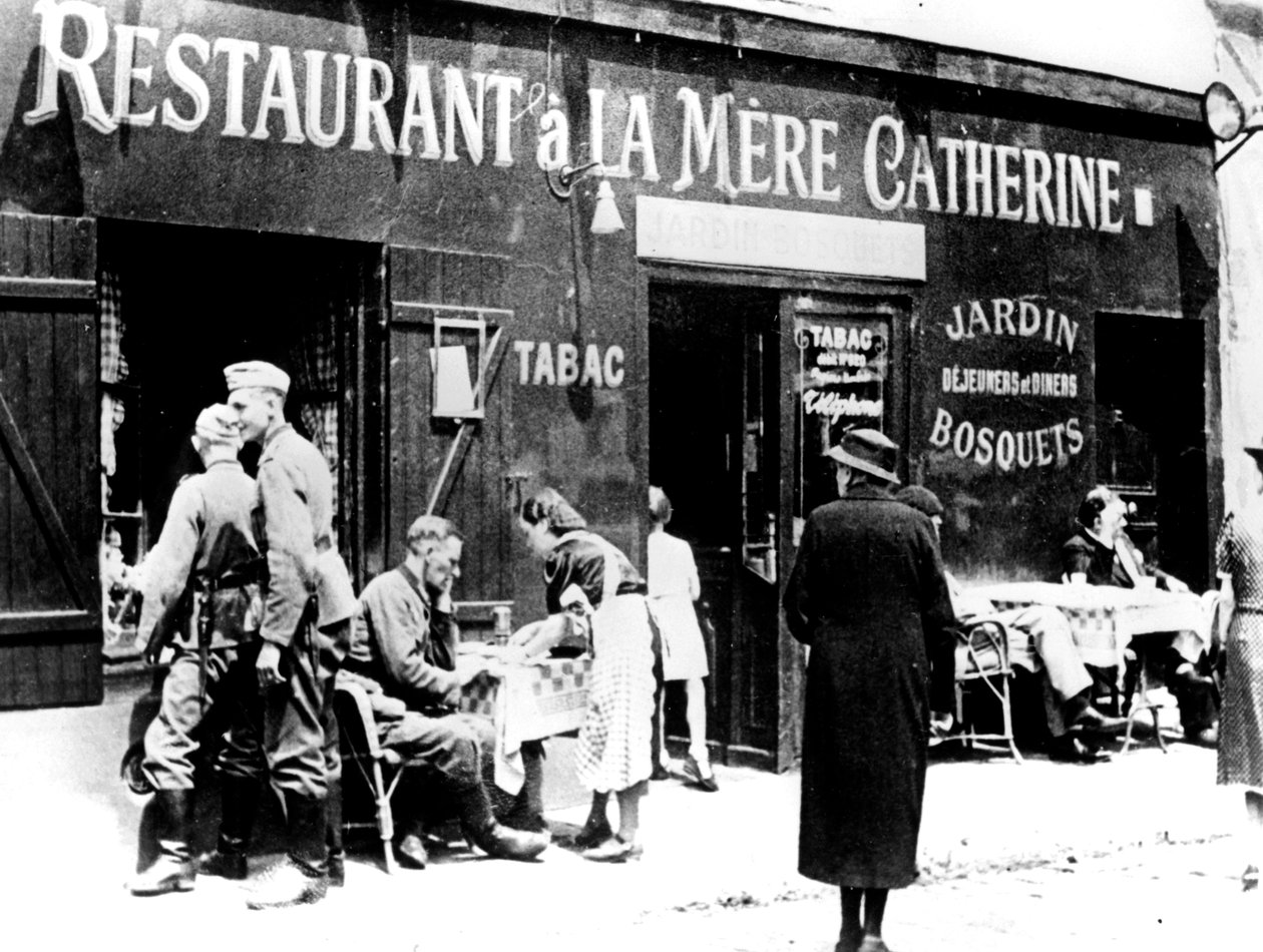 Tyska soldater på en restaurang, ockuperade Paris, juni 1940 av Unbekannt