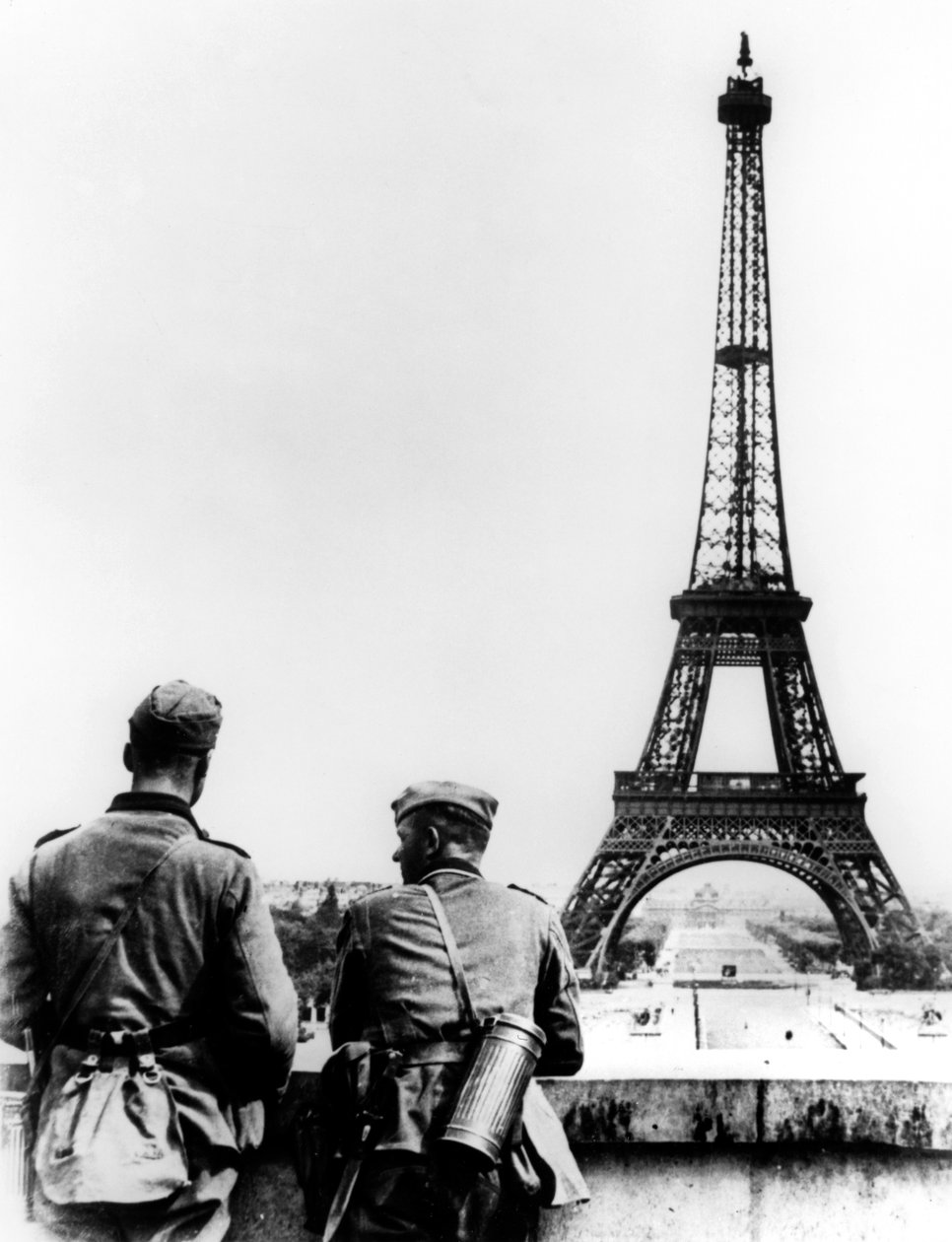 Tyska soldater vid Eiffeltornet, Paris, juni 1940 av Unbekannt
