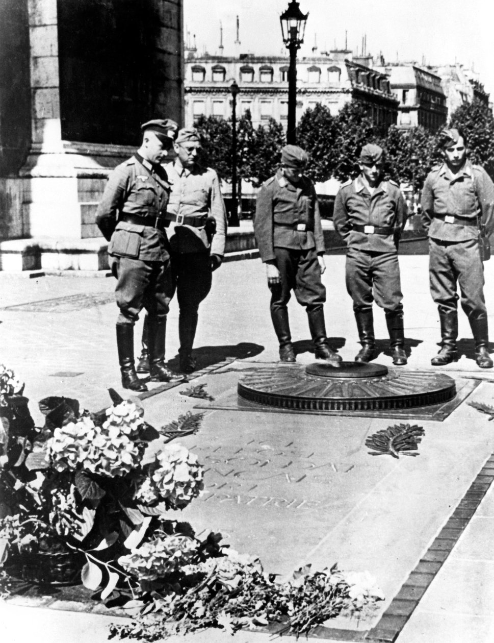 Tyska soldater vid den okände soldatens grav vid Triumfbågen, Paris, december 1940 av Unbekannt