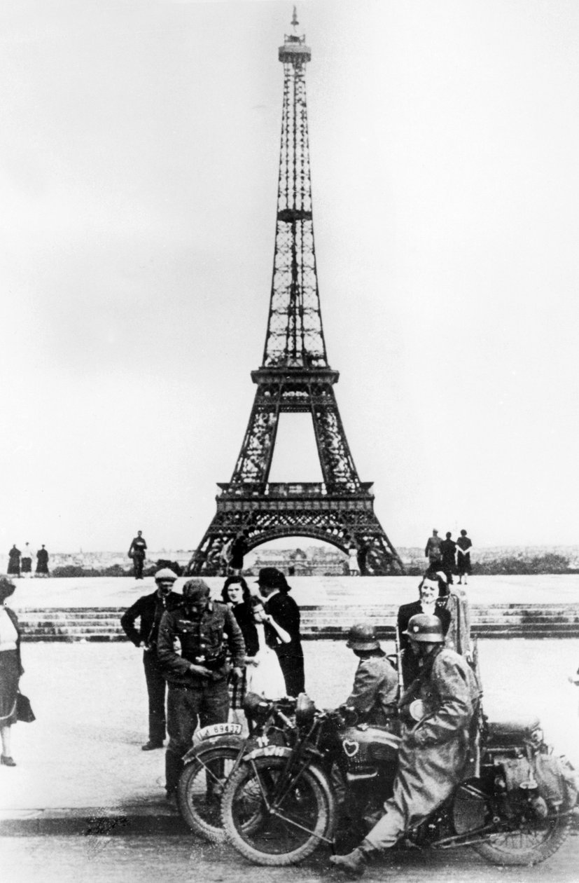 Tyska soldater framför Eiffeltornet, Paris, 1940 av Unbekannt