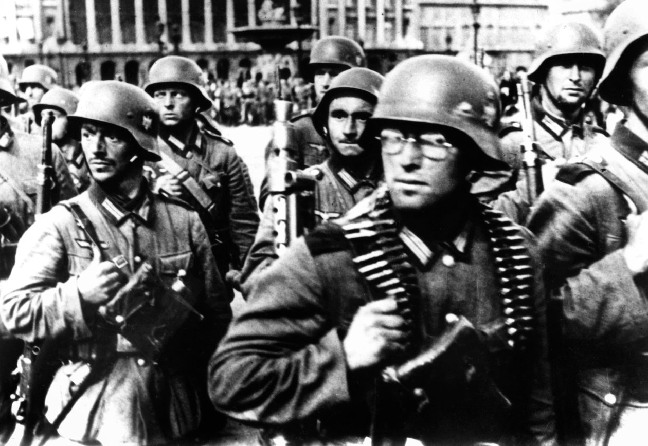 Tyska soldater marscherar i Paris den 14 juni 1940 av Unbekannt