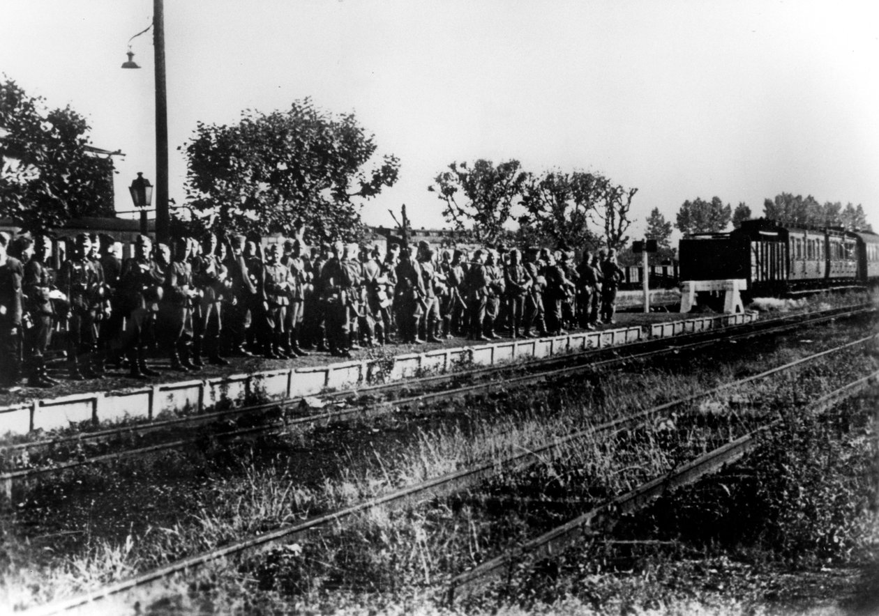 Tyska soldater på en järnvägsplattform i väntan på transport, Frankrike, augusti 1940 av Unbekannt