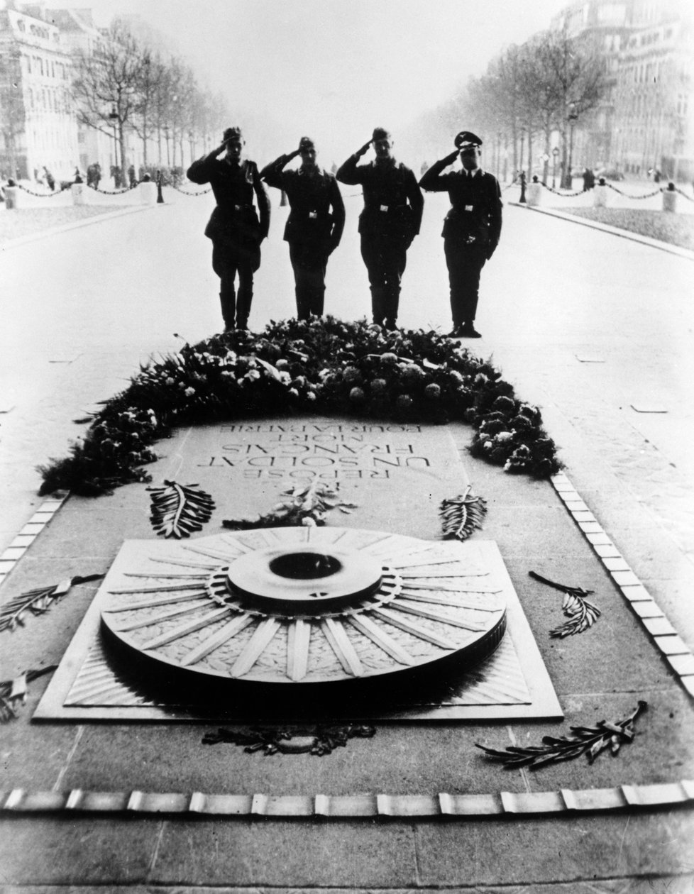Tyska soldater hälsar den okände soldatens grav, Paris, december 1940 av Unbekannt