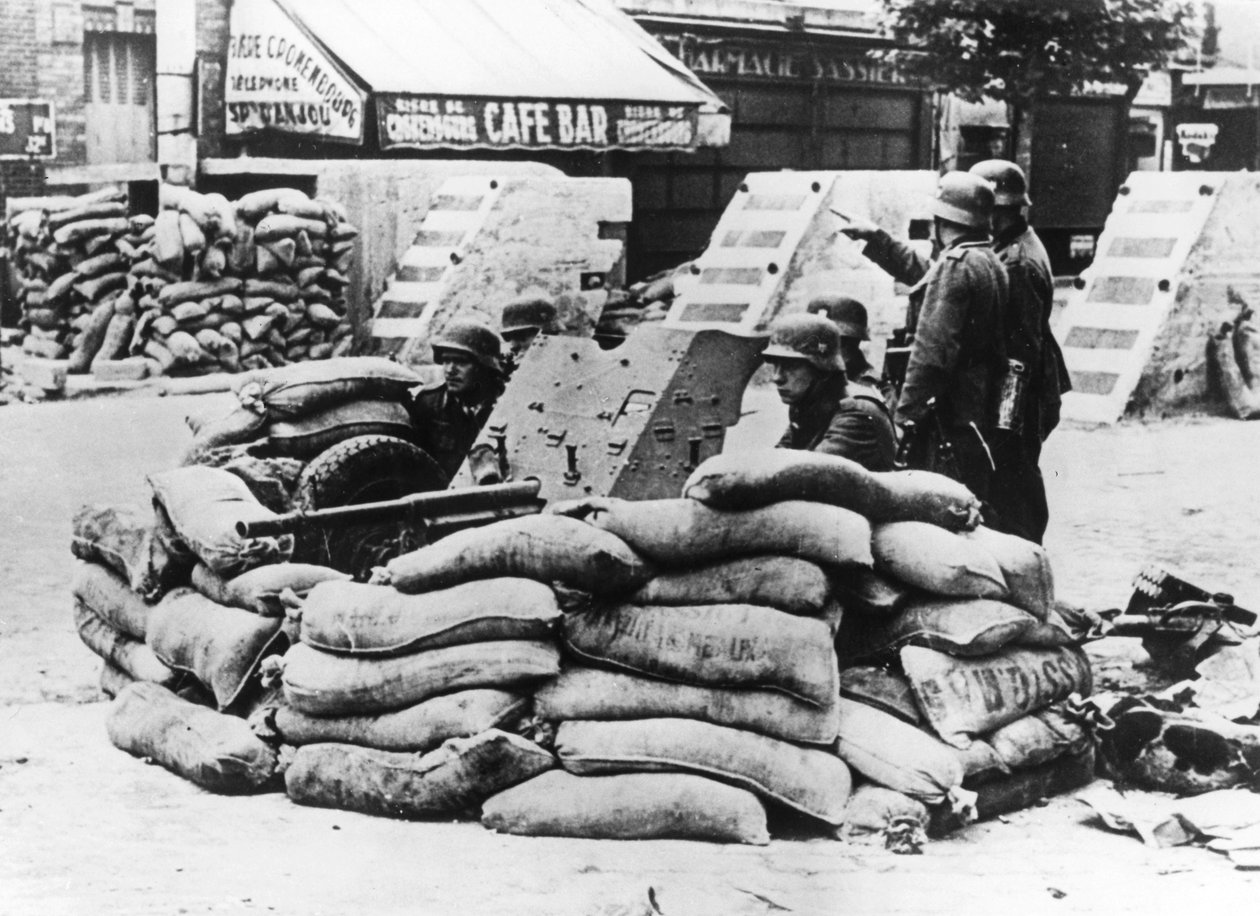 Tyska soldater med tillfångatagen fransk barrikad, nära Paris, juni 1940 av Unbekannt