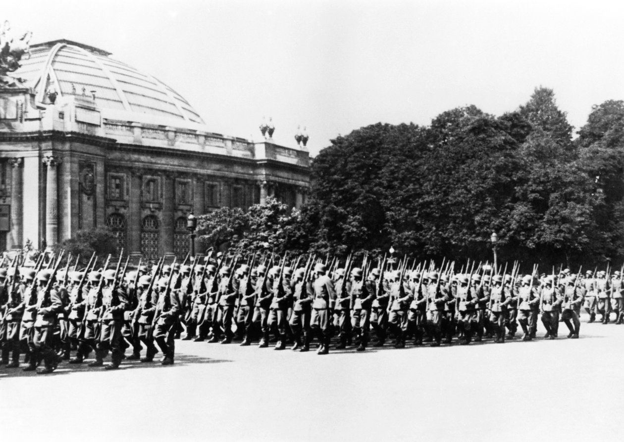 Tyska trupper paraderar inför den tyske befälhavaren i Paris, 8 juli 1941 av Unbekannt