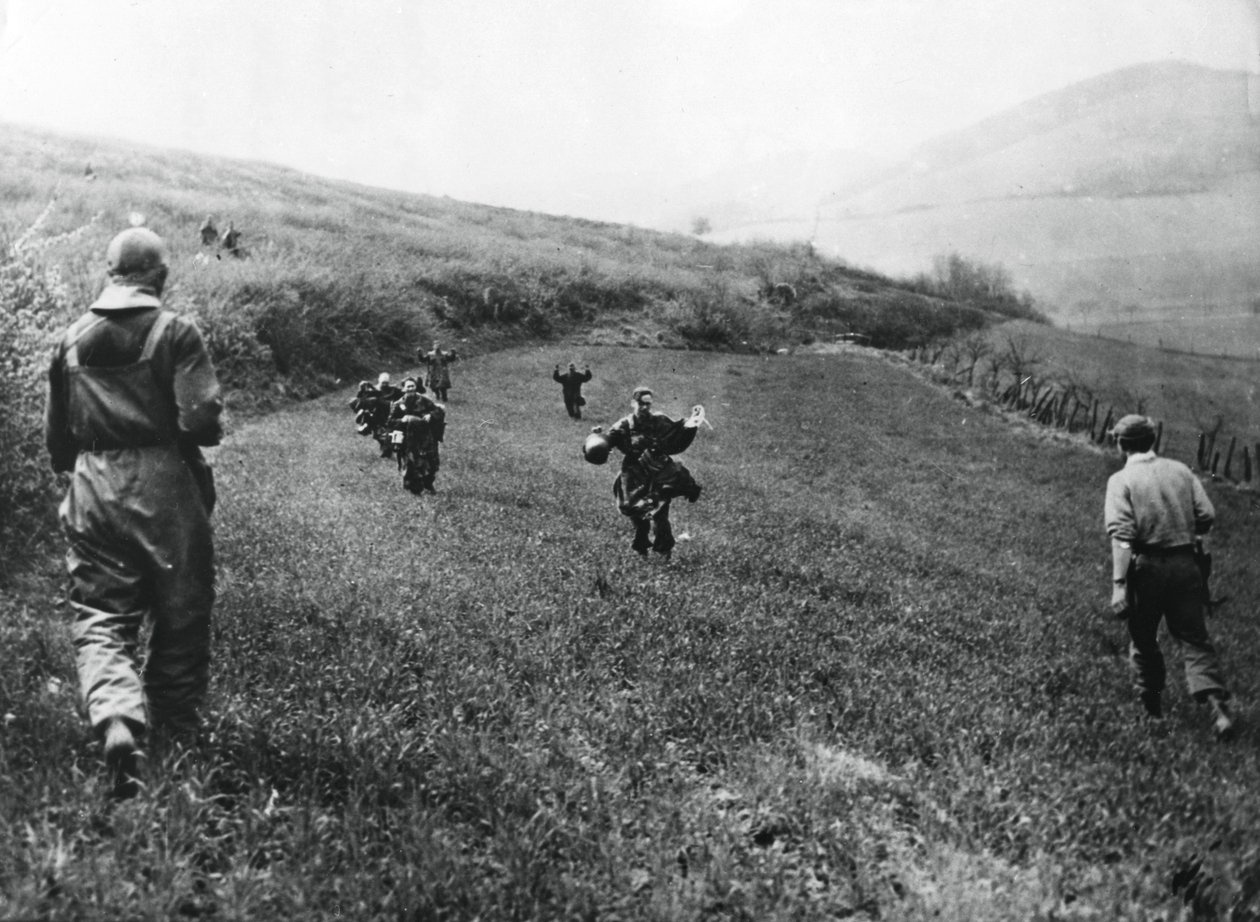 Tyska trupper kapitulerar till soldater från den amerikanska 1:a armén, nära Elsborn, Tyskland, april 1945 av Unbekannt