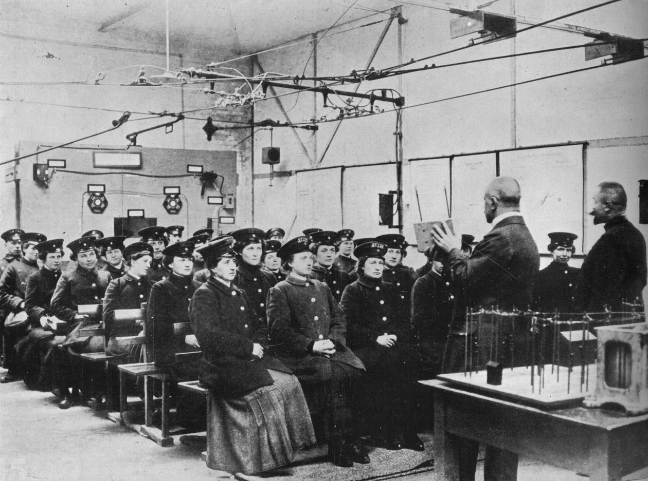 Tyska kvinnor utbildas till spårvägsarbetare i Berlin, 1915 av Unbekannt