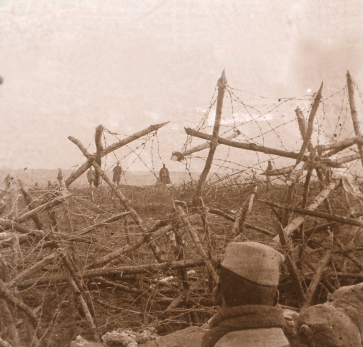 Tyskarna kommer upp ur skyttegravarna, Massiges, norra Frankrike, c1914-c1918. av Unbekannt