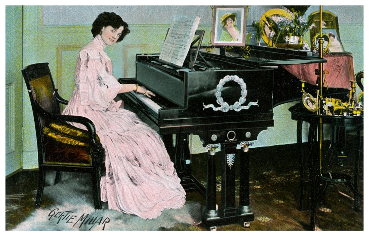 Gertie Millar, brittisk skådespelerska och sångerska, spelar piano, c1890-1909 av Unbekannt