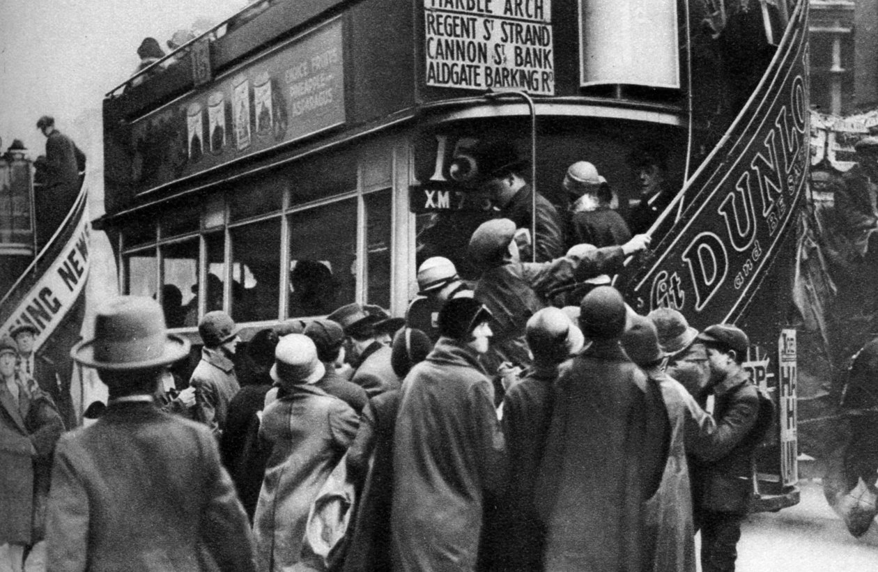 Att sätta sig på en buss i Ludgate Hill, London, 1926-1927 av Unbekannt