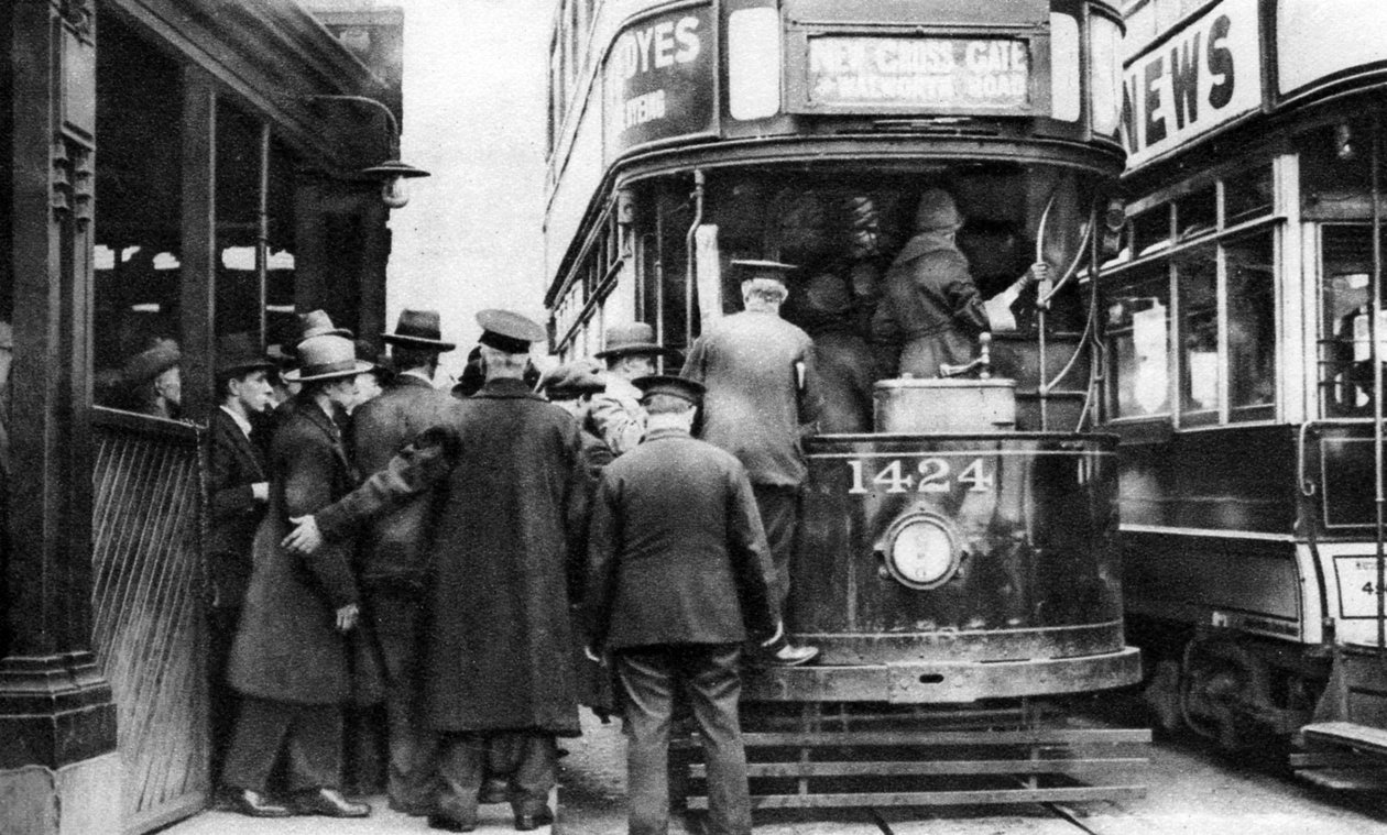 Att gå på en spårvagn i Blackfriars, London, 1926-1927 av Unbekannt