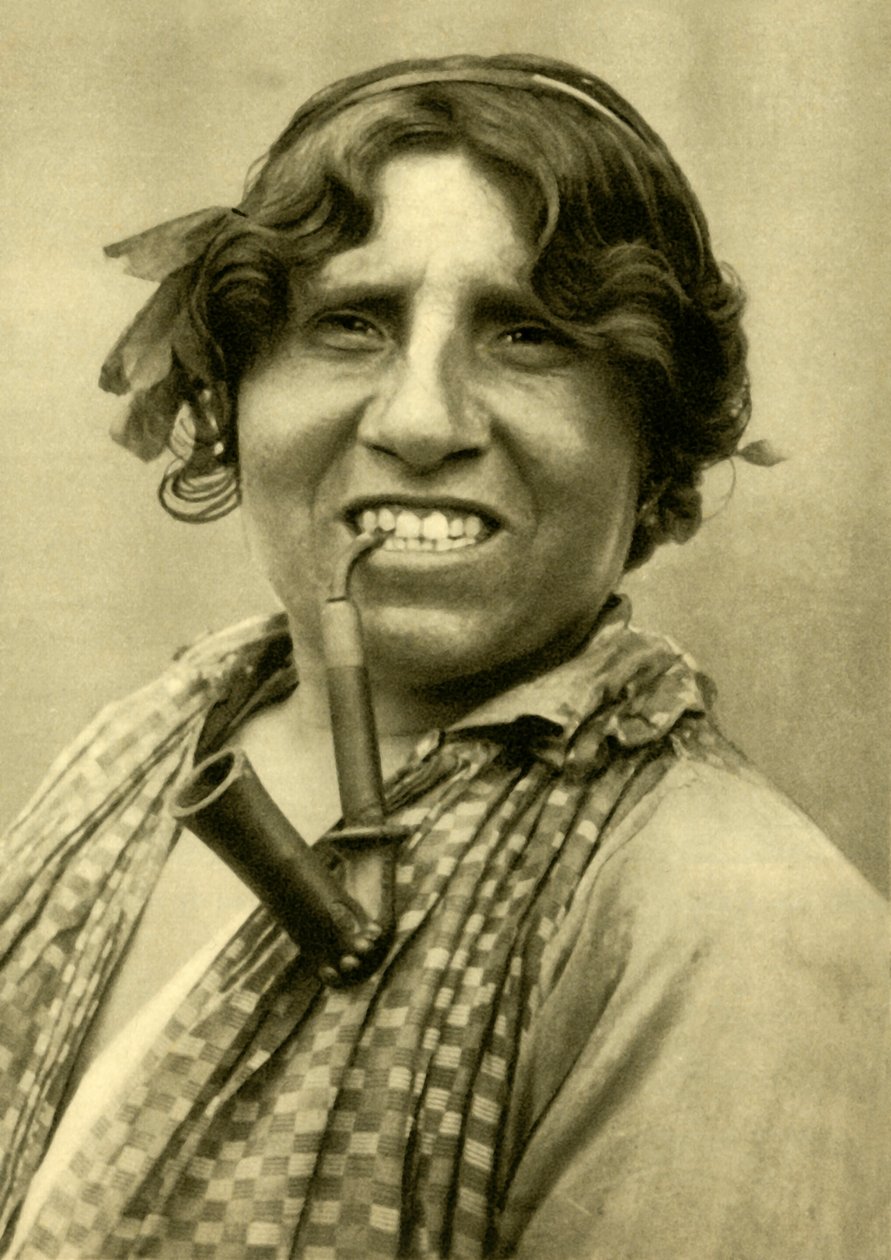 Zigenarkvinna som röker pipa, Burgenland, Österrike, c1935. av Unbekannt