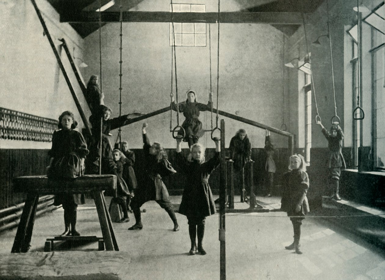 Flickgymnaster vid Royal Institution for the Deaf and Dumb, Friar Gate, Derby, 1902. av Unbekannt