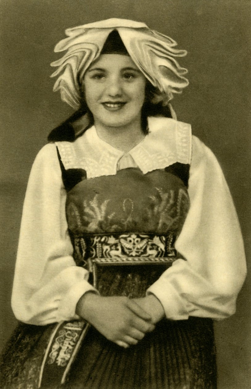Flicka i traditionell dräkt, Gailtal, Österrike, c1935. av Unbekannt