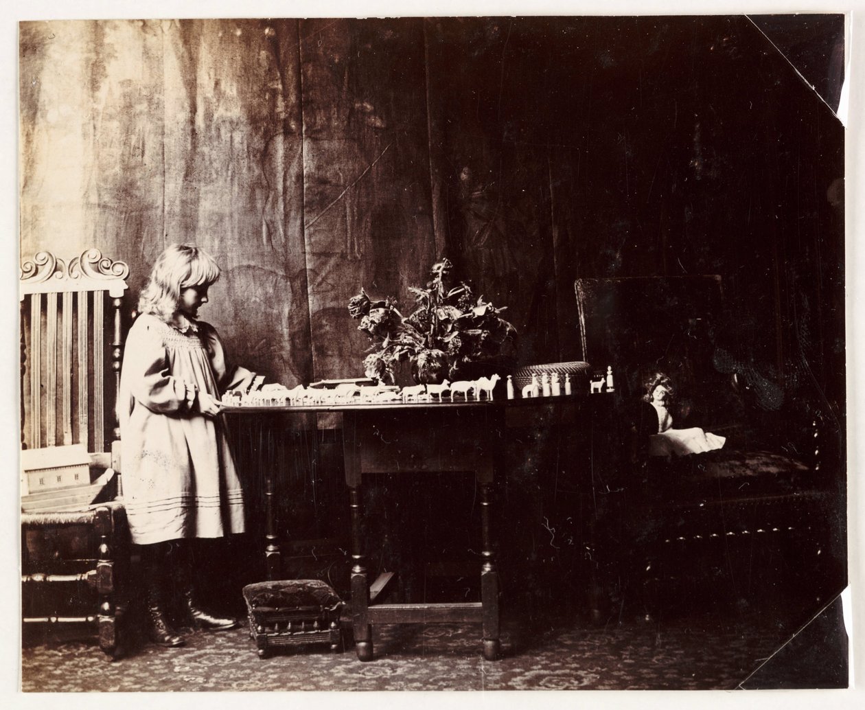 Flicka som leker med ett leksaksset från Noaks ark, c 1905 av Unbekannt