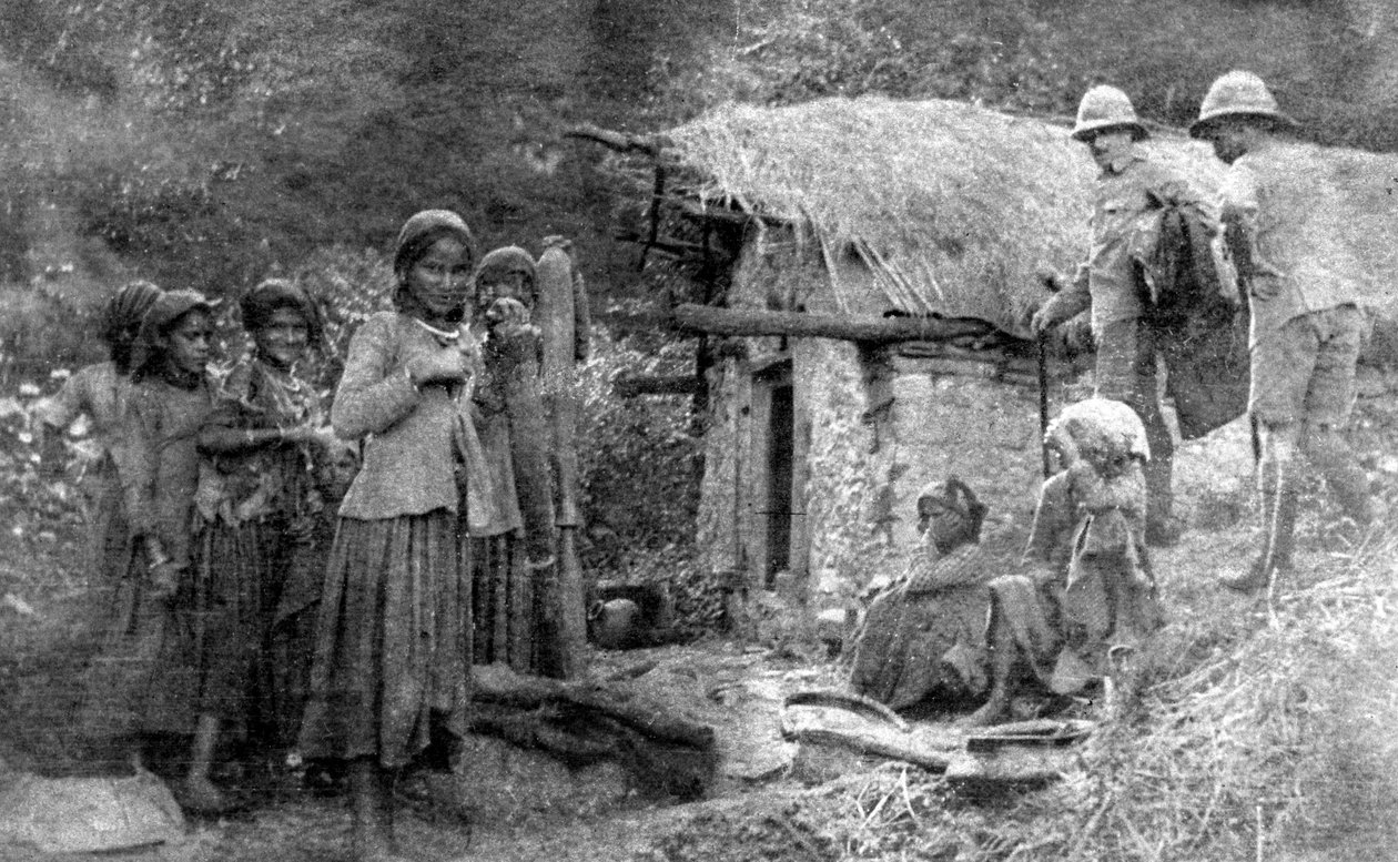 Flickor och brittiska soldater, Chakrata hills, Indien, 1917 av Unbekannt