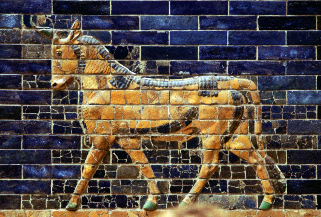 Glaserad tegelrelief av en tjur på den heliga vägen som leder till Ishtarporten, Babylon, c580 f.Kr. av Unbekannt