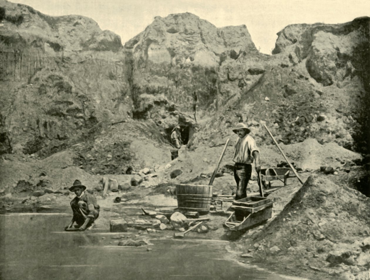 Gold Diggers at Work nära Beechworth, Victoria, 1901. av Unbekannt