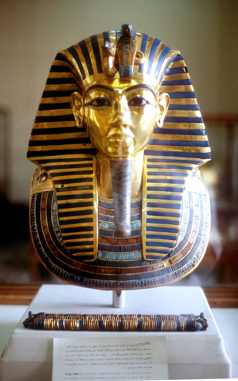 Guld och lapis lazuli begravningsmask av Tutankhamon, kung av Egypten, mitten av 1300-talet f.Kr. av Unbekannt