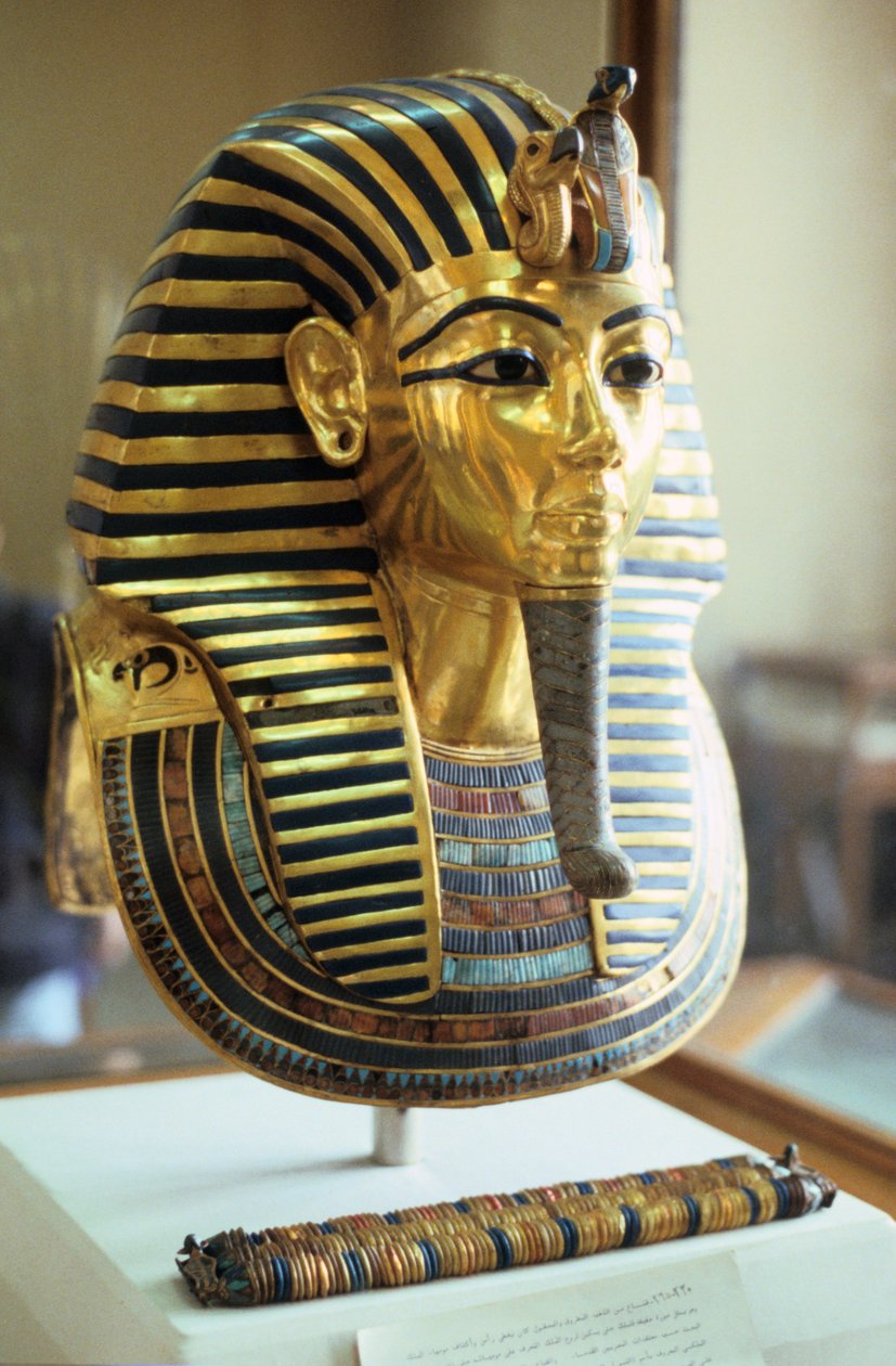Guld och lapis lazuli begravningsmask av Tutankhamon, kung av Egypten, c1323 f.Kr. av Unbekannt