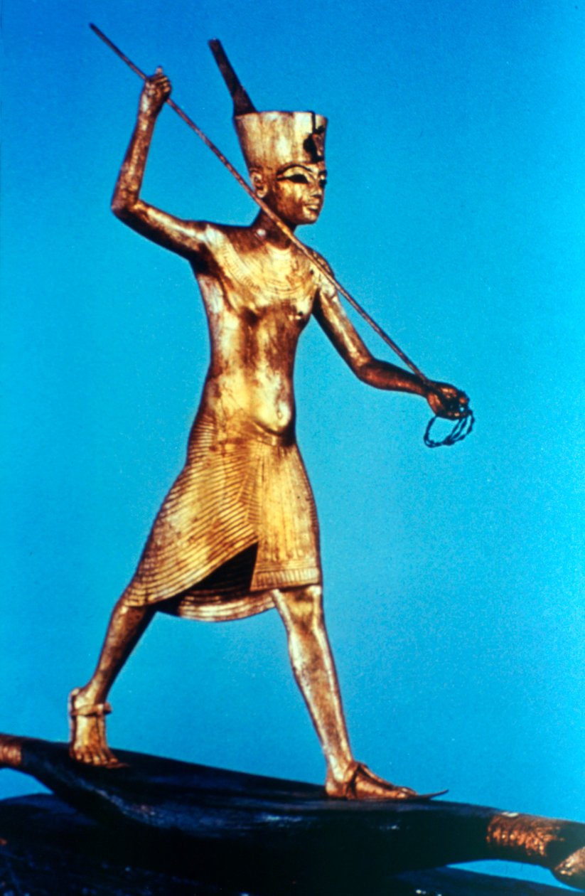 Guldfigur av kung Tutankhamon stående på en vassbåt och spjutande fisk, 1300-talet f.Kr. av Unbekannt