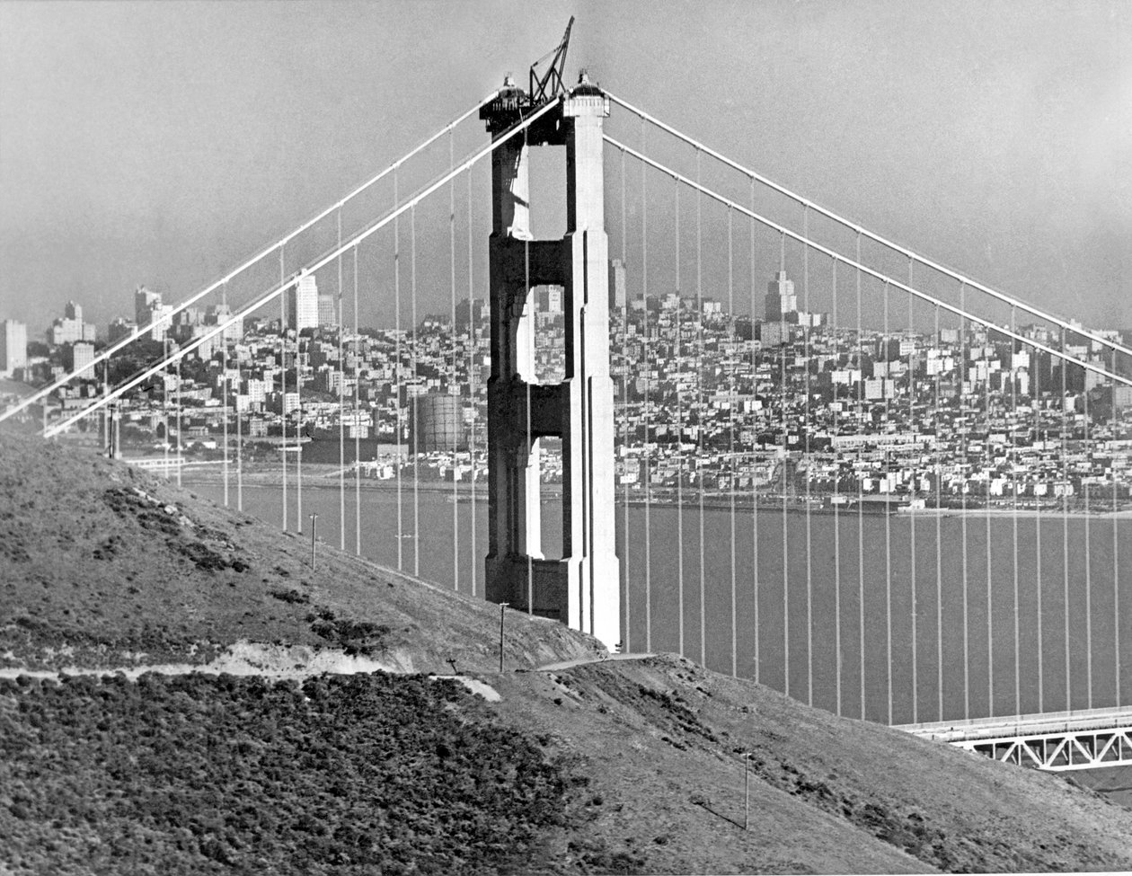 Golden Gate Bridge Tower (s/v foto) av Unbekannt