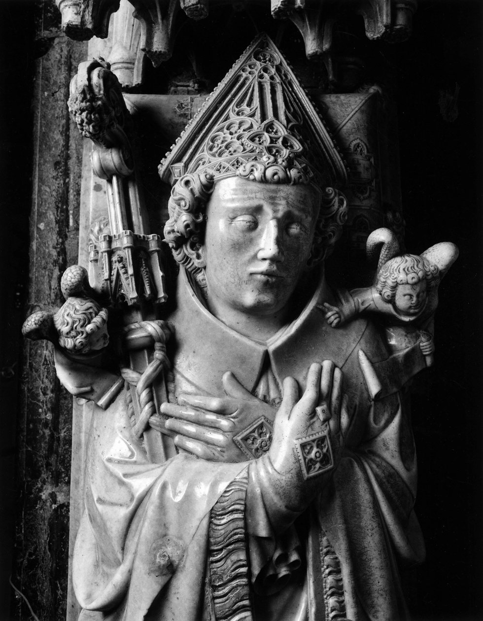 Gotisk konst: Eveque Hugues de Chatillon (död 1352), marmorskulptur tillskriven mästaren av Rieux (aktiv omkring 1330-1350), detalj av huvudet och hans händer. Cathedrale Notre Dame, Saint Bertrand de Comminges (Haute Garonne). av Unbekannt