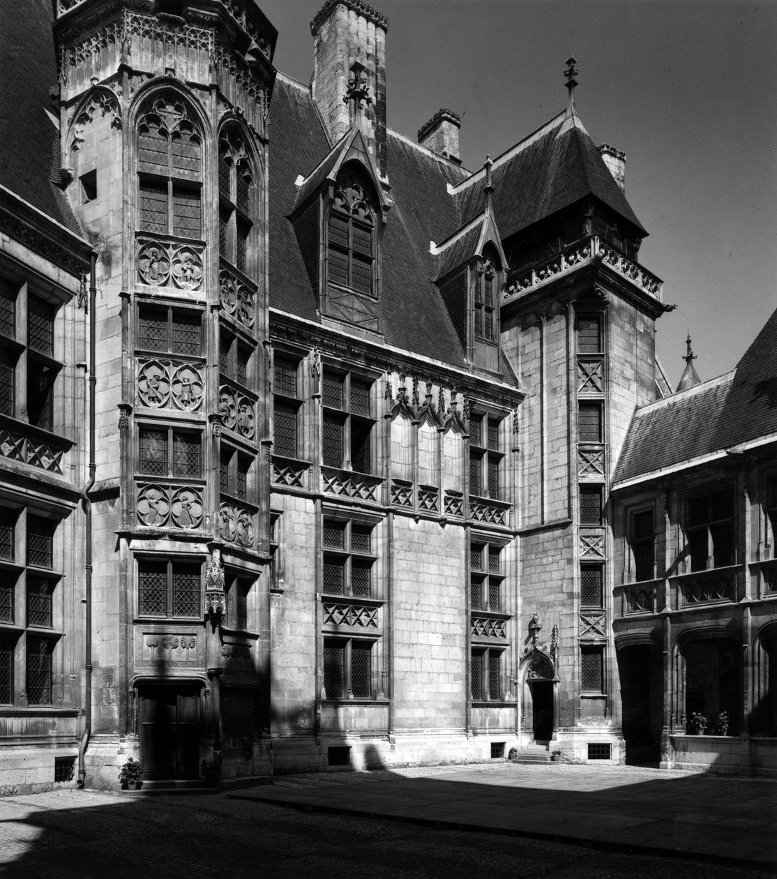 Gotisk arkitektur: fasaden på innergården till palatset Jacques Coeur (1395-1456), handlare av Bourges. av Unbekannt