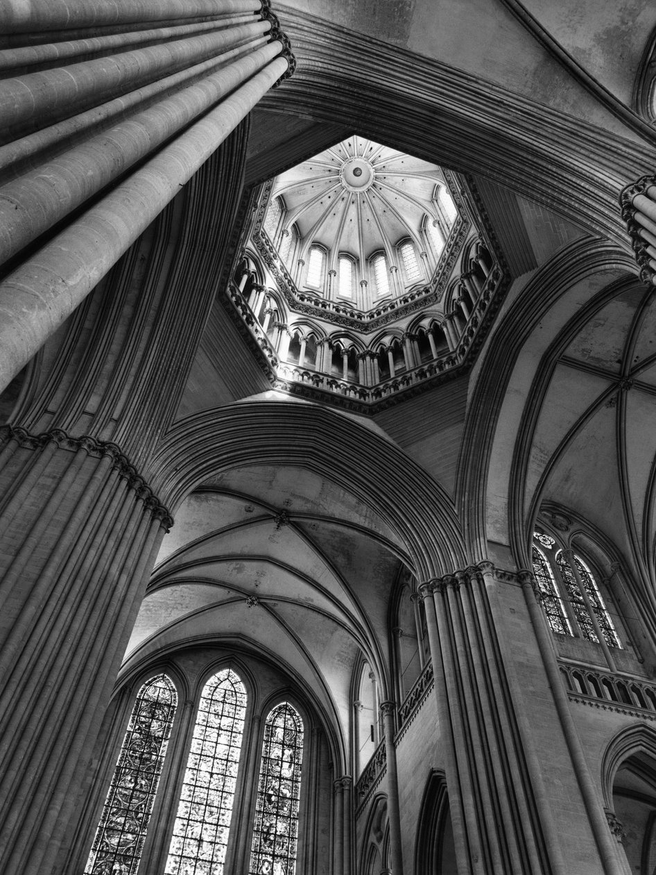 Gotisk konst: korsning av tvärskeppet och utsikt över lanterntornet. 1250 Cathedrale Notre Dame de Coutances (Manche). av Unbekannt