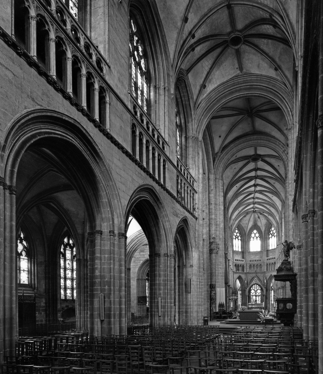 Gotisk konst: utsikt över långhusets höjd. Cathedrale Saint Corentin från 1200- och 1300-talet (Saint Corentin), Quimper (Finistere) av Unbekannt
