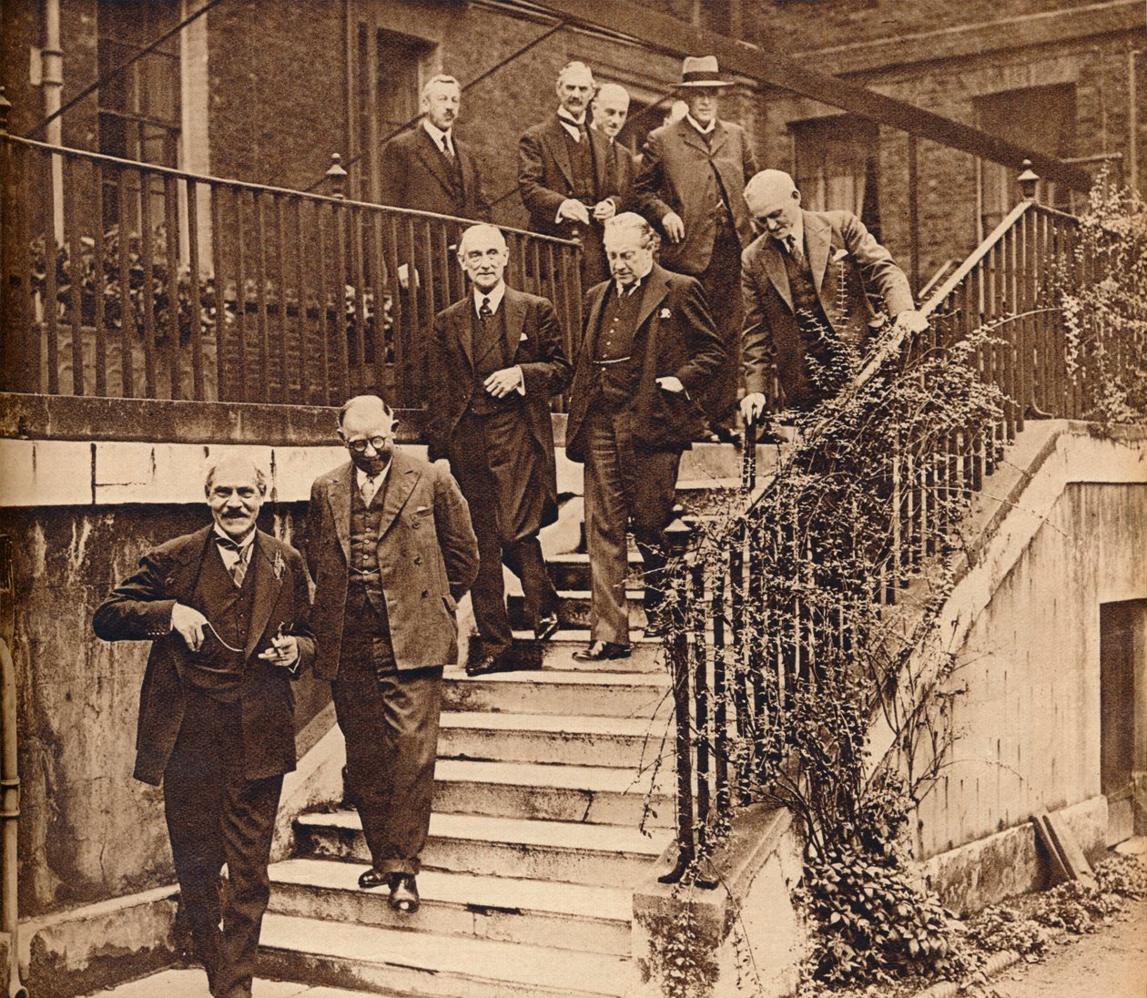 Regering i kris, bildar ett nationellt kabinett enligt begäran av kung George V, 1931, 1938 av Unbekannt