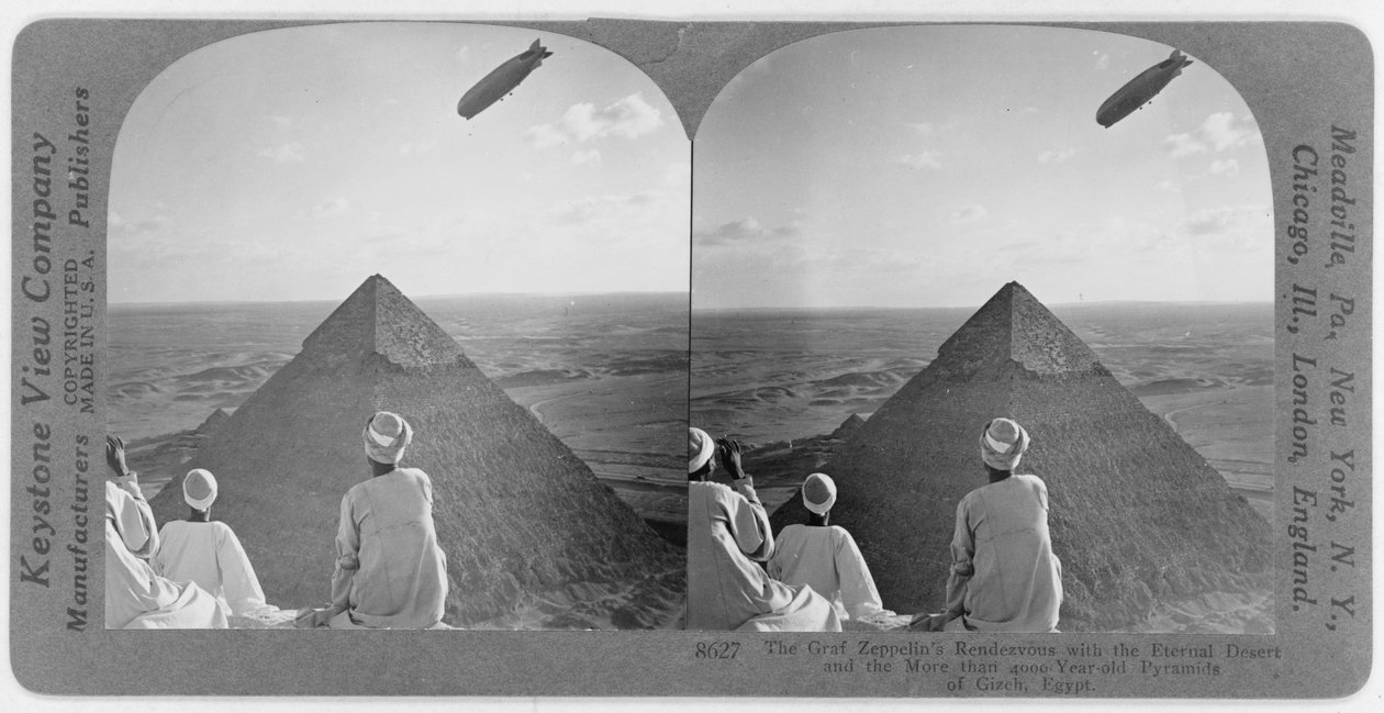 Graf Zeppelin ovanför pyramiderna i Giza, ca 1930 (stereograf) av Unbekannt