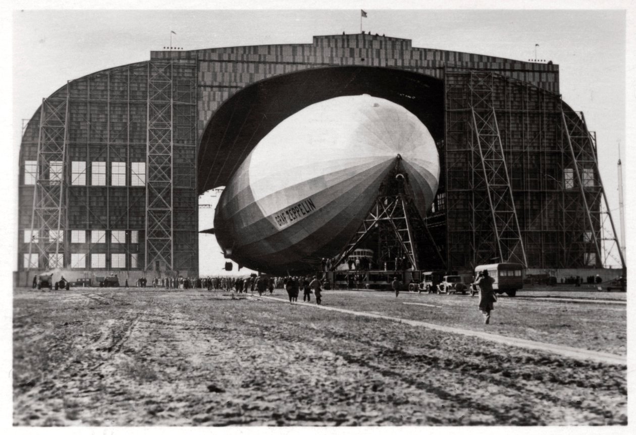 Graf Zeppelin fäst vid den mobila ankarmasten, Lakehurst, New Jersey, USA, 1930, 1933 av Unbekannt