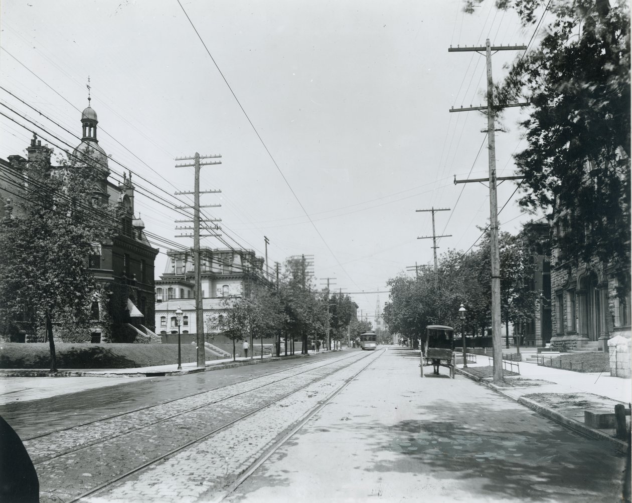 Grand Avenue norr om Washington Avenue. Tredje baptistkyrkan till höger. University Club till vänster, tidigare bostad för George W. Allen. av Unbekannt