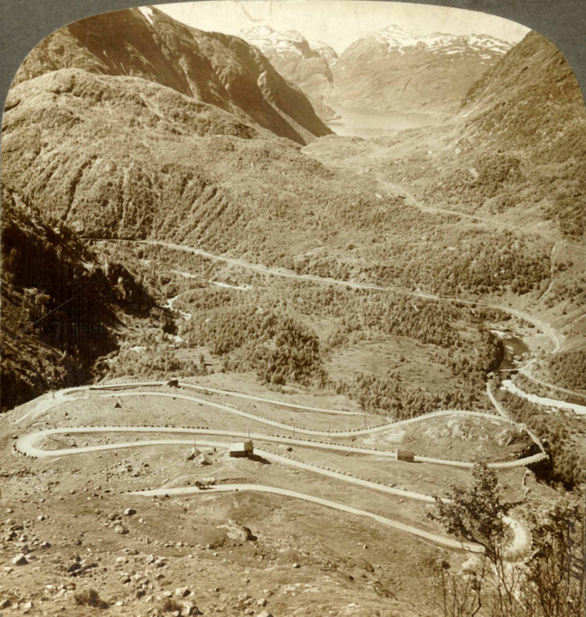 Stora sicksackslingor av väg som går ner från Dyreskardpasset - västerut till Roldalsjön, Norge, c1905. av Unbekannt