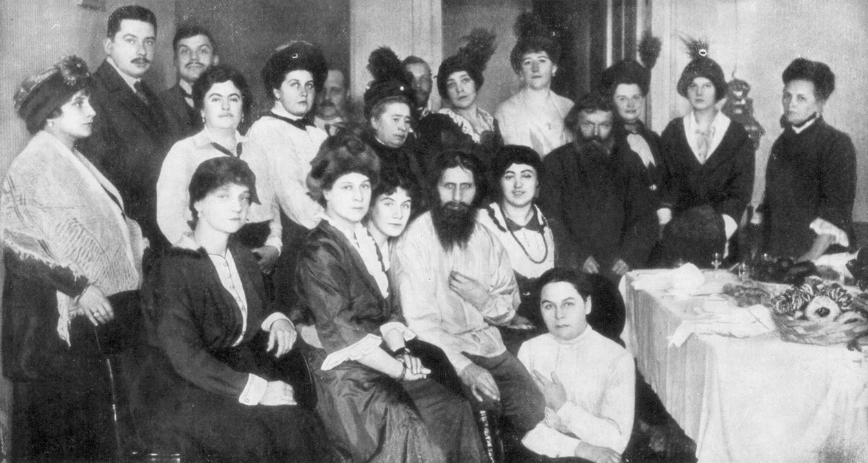 Grigori Rasputin och en grupp kvinnor, 1917 av Unbekannt