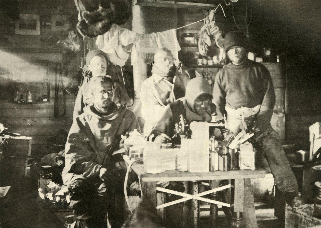Grupp i kojan på sommaren: Joyce at the Sewing Machine, 1908, 1909. av Unbekannt